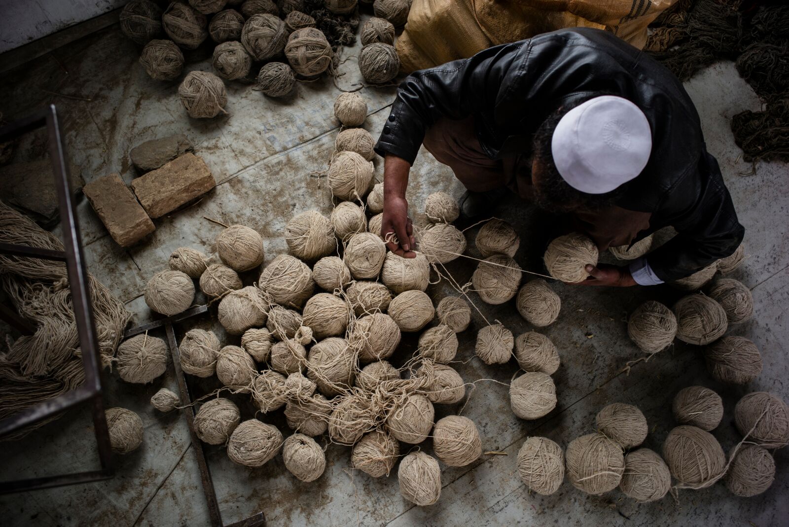 Afghani craftsmen with balls of yarn, Ishkar, Black Friday